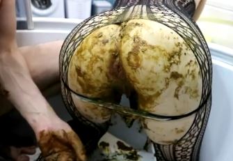 Hot wife scat stuffing pussy in tub